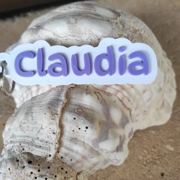 Llavero blanco con el nombre Claudia en azul