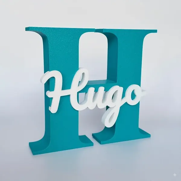 Letra H turquesa con el nombre Hugo en blanco